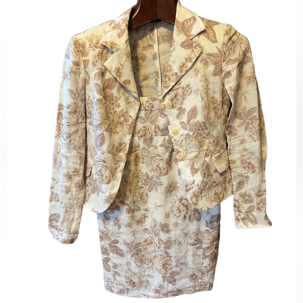 Never used luxurious brand List from France size M suit